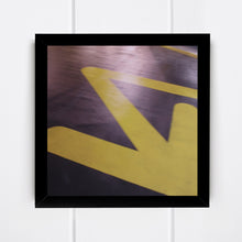 Charger l&#39;image dans la galerie, jaune  Bruxelles  parking  flèche  photo  carré
